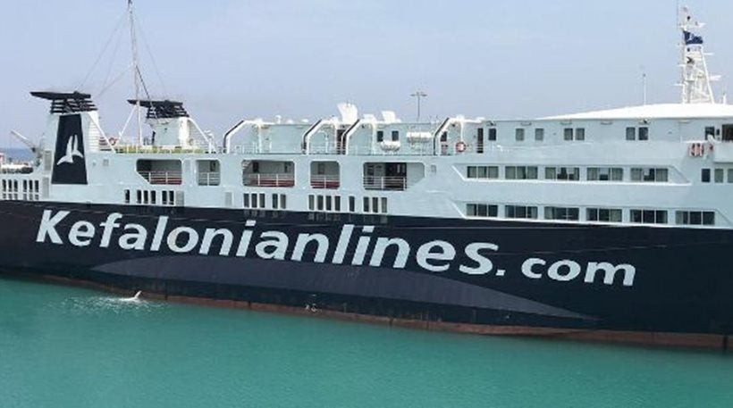 Ντροπή! Κατέβασαν από το πλοίο τους πυροσβέστες που έσβησαν τη φωτιά στην Κεφαλονιά!